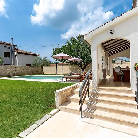 Holiday home Emma In