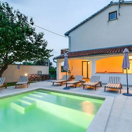 Holiday home Emma In
